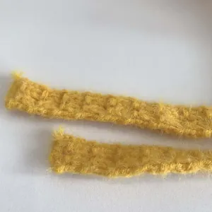 Dettaglio del tessuto a maglia gialla del cappello per bambini con calda fodera