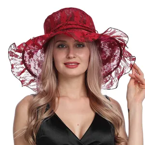 Detalle de sombrero de sol de encaje rojo con ala ancha para protección solar en modelo