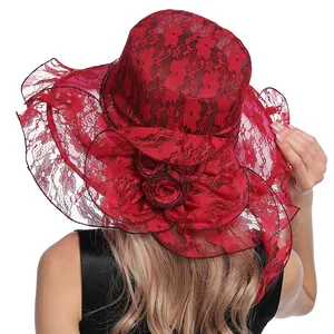 Detalle de sombrero de encaje rojo con ala ancha y adorno de flor 3D en la parte posterior