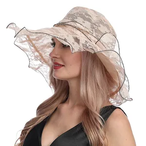 Vista detallada del sombrero de organza beige con bordes negros y ala ancha ondulada