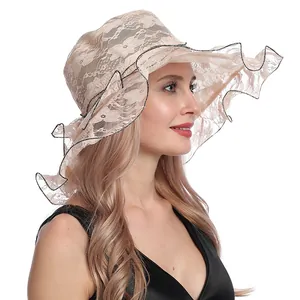 Detalle de elegante sombrero de sol de encaje con ala ancha ondulada y ribete negro