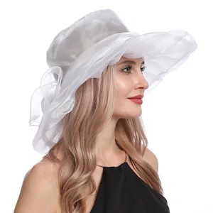 Détail du chapeau de soleil en organza blanc avec fleur élégante et texture légère