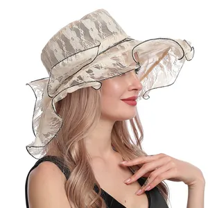 Detalle de sombrero de sol de encaje beige para mujer con borde negro y ala ondulada