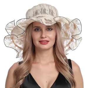 Detalle del elegante sombrero de sol en organza beige con encaje floral y bordes ondulados