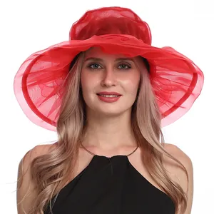 Détail d'un chapeau de soleil rouge en organza avec large bord pour femmes