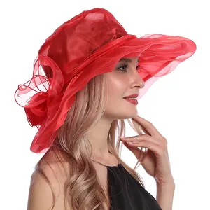 Détail d'un chapeau de soleil rouge en organza avec fleur 3D et large bord