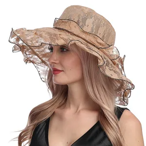 Detalle de sombrero de sol en encaje organza con ala ancha ondulada y ribete negro fino