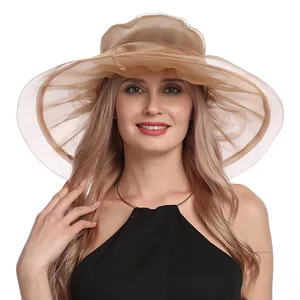 Détail macro du chapeau de soleil en organza champagne avec volants et larges bords