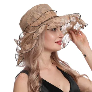 Primer plano del sombrero de encaje caqui que muestra su elegante textura floral