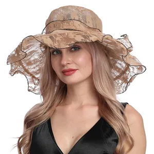 Detalle de sombrero de sol de encaje organza caqui con patrones florales y ala ancha