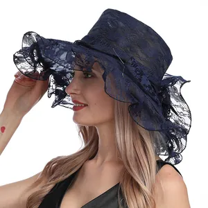 Detalle de sombrero de sol de encaje azul oscuro con elegantes motivos florales para mujer