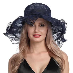 Detalle de sombrero de sol de encaje azul marino con ala ancha y motivos florales
