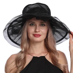 Détail du chapeau de soleil élégant en organza noir à large bord et volants plissés