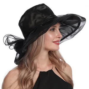Vue détaillée du chapeau de soleil en organza noir avec grand nœud et larges bords