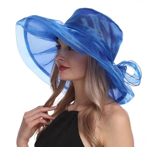Détail d'un chapeau de soleil en organza bleu royal avec grand nœud et large bord ondulé