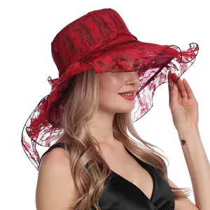 Elegante sombrero de sol en encaje rojo con ala ancha ondulada y textura floral