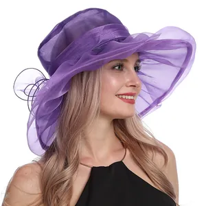 Détail du chapeau de soleil en organza violet avec bord volanté et fleur élégante