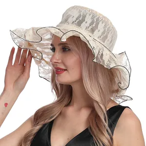Elegante sombrero de sol de encaje blanco roto con ala ancha y ribete negro para mujer