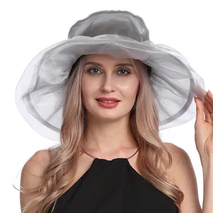 Détail macro du chapeau de soleil élégant en organza gris argenté à bord ondulé