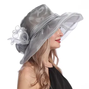 Détail d'un chapeau de soleil en organza argenté avec grandes fleurs et large bord élégant