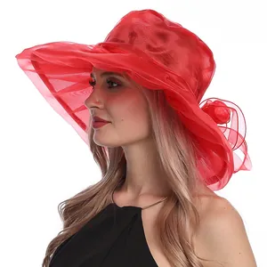 Chapeau de soleil élégant en organza rouge à large bord avec fleur pour soirées d'été