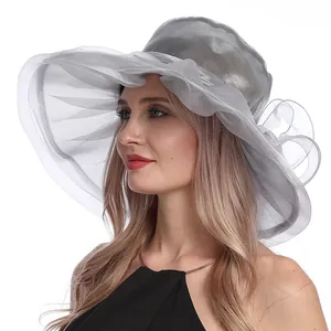 Chapeau de soleil élégant en organza gris argenté à large bord avec accent floral
