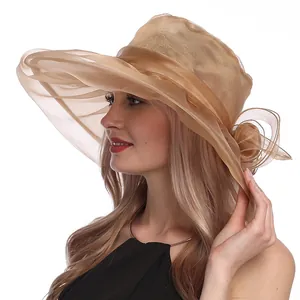 Chapeau de soleil élégant en organza à large bord avec grande fleur en couleur champagne