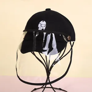 Cappellino da baseball nero con visiera protettiva rimovibile e ricamo bianco