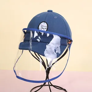 Berretto blu per bambini con visiera protettiva trasparente e ricamo a orsetto