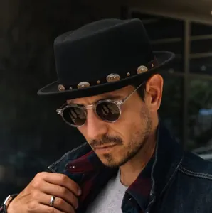 Cappello di feltro nero retrò con fascia in pelle marrone e fibbie metalliche