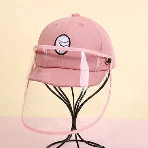 Dettaglio cappellino rosa da neonato con ricamo a topo e visiera protettiva trasparente