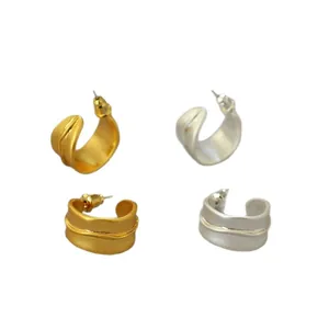 Boucles d'oreilles irrégulières en forme de C en laiton mat plaqué or et argent