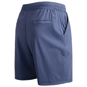 Vue détaillée du short de sport bleu marine pour hommes avec taille élastique et poche