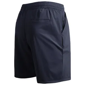 Détail du short de sport bleu marine montrant la taille élastique et les poches zippées