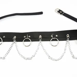 Schwarzer Punk-Ledergürtel mit silbernen Ketten und Metallringen im Gothic-Stil