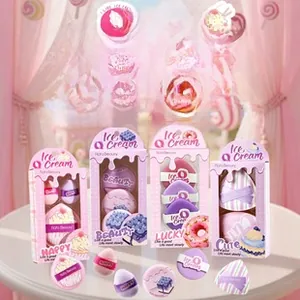 Detailaufnahme der bunten Make-up-Schwämme und Puderquasten in einer Geschenkbox mit Dessertthema