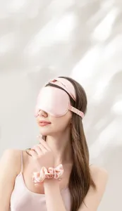 Dettaglio della maschera per gli occhi in seta di gelso 22 momme rosa sul modello