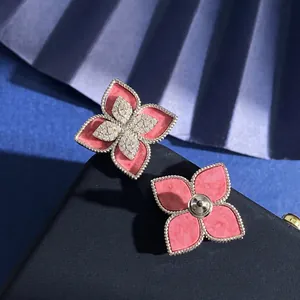 Dettaglio degli orecchini a quadrifoglio con intarsio rosa e bordo perlato argento
