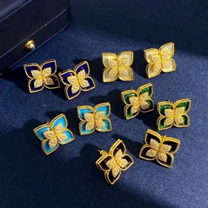 Orecchini a trifoglio placcati oro 18 carati con onice e malachite su velluto blu