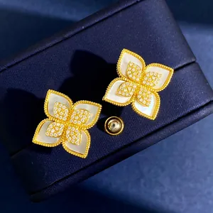 Macro orecchini a quadrifoglio in oro 18K con madreperla bianca e diamanti pavé