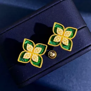 Dettaglio dei orecchini a trifoglio placcati oro 18K con malachite e diamanti fini
