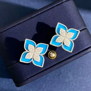 Orecchini a lobo a quadrifoglio blu in oro 18K con pavé centrale e scatola regalo