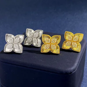 Orecchini a lobo a quadrifoglio in argento e oro con centro in diamanti pavé
