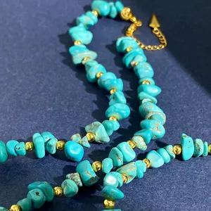 Bohemian ketting met natuurlijke onregelmatige turquoise kralen en gouden details