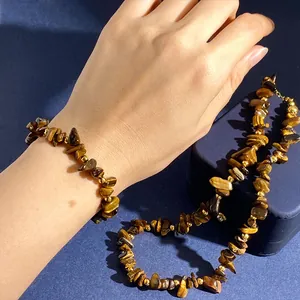 Set collana e bracciale in pietra occhio di tigre naturale con scaglie di pietre dure