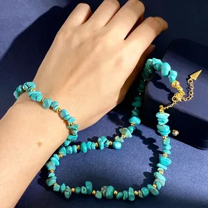Bohemian set van onregelmatige turquoise kralen met ketting en gouden accenten