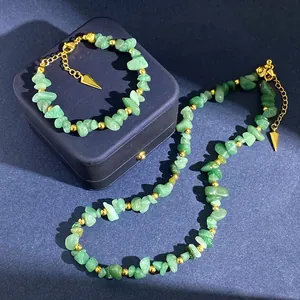 Dettaglio del set collana e bracciale in avventurina verde con perline dorate