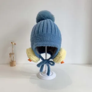 Blaue Baby-Strickmütze für den Winter mit Ohrenschützern, Bommel und Entendekoration