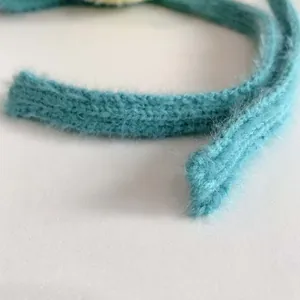 Detailansicht der dunkelgrün-blauen Plüsch-Strickkordel mit weicher Kunstfell-Textur