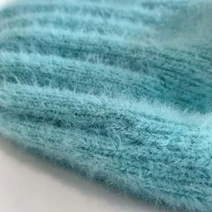 Nahaufnahme von hellblauem Rippstrickgewebe mit weicher Nerzimitat-Textur